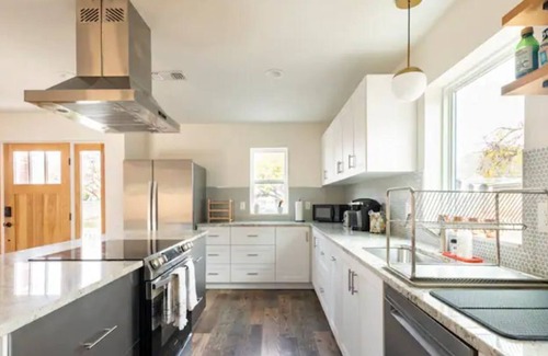 Cherrywood Casa | Modern Bright Cherrywood Abode