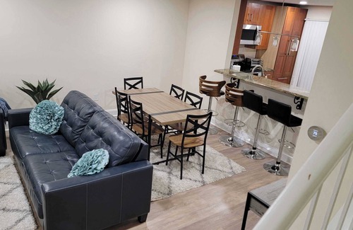 Clifton Casa | Modern & Bright TH Near Dulles Airport Free Parking