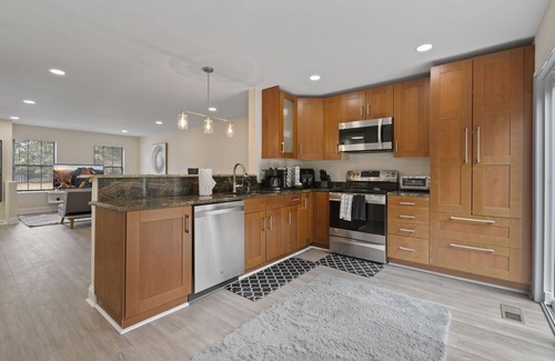 Clifton Casa | Modern & Bright TH Near Dulles Airport Free Parking