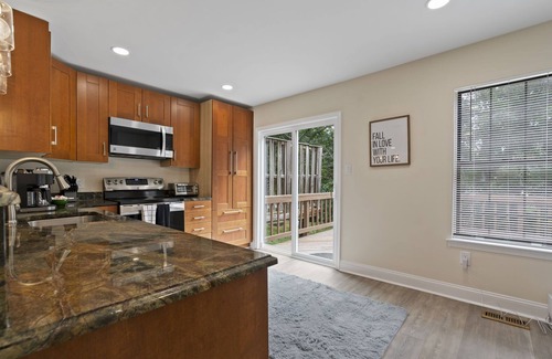 Clifton Casa | Modern & Bright TH Near Dulles Airport Free Parking