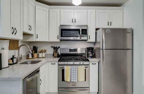 University Park Apartamento | Modern & Bright Walkable U of P Studio, Fast WiFi