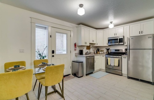 University Park Apartamento | Modern & Bright Walkable U of P Studio, Fast WiFi