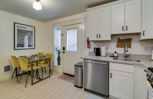 University Park Apartamento | Modern & Bright Walkable U of P Studio, Fast WiFi