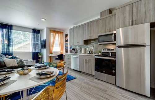 King Apartamento | Modern & Bright Walkable Alberta Condo, Fast WiFi
