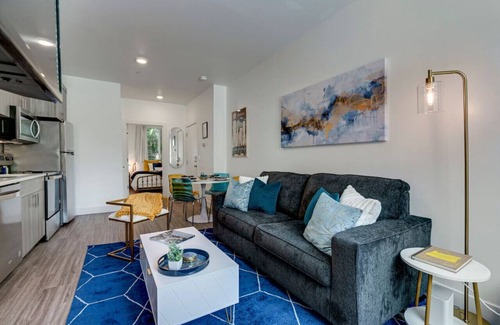 King Apartamento | Modern & Bright Walkable Alberta Condo, Fast WiFi