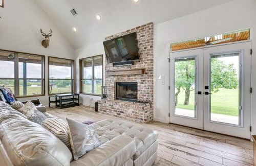 Bryan Casa | Modern Bryan Farmhouse on 1 Acre with Hot Tub!