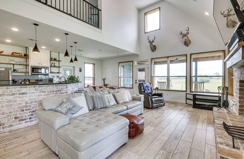 Bryan Casa | Modern Bryan Farmhouse on 1 Acre w/ Hot Tub!