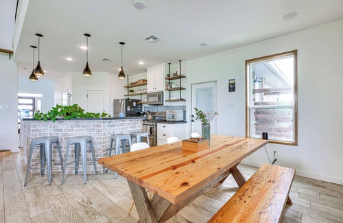 Bryan Casa | Modern Bryan Farmhouse on 1 Acre w/ Hot Tub!