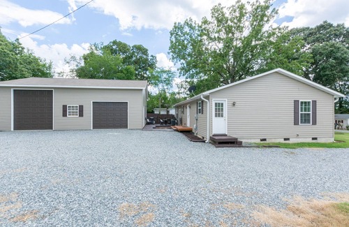 Thomasville Casa | Modern build w/ grill and front porch | 12 mi. to HPU | Pack n' Play
