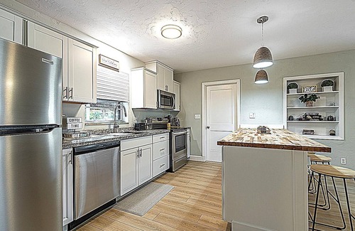 Gainesville Casa | Modern Bungalow-5 min to UF & Shands & VA Hospitals