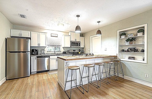Gainesville Casa | Modern Bungalow-5 min to UF & Shands & VA Hospitals