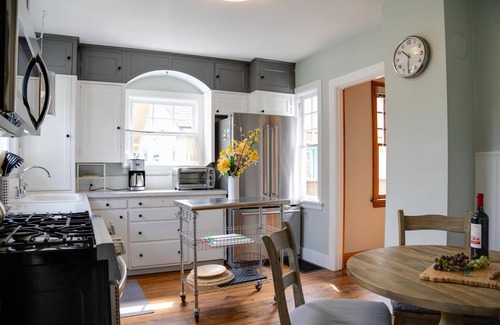 Old Bend Casa | Modern bungalow charm! Steps to downtown & the surf wave, salt water hot tub!