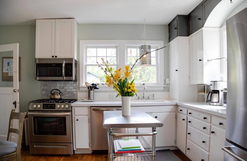 Old Bend Casa | Modern bungalow charm! Steps to downtown & the surf wave, salt water hot tub!