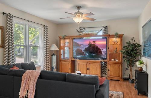 Springfield Casa | Modern Bungalow Home with Mid-Century Flair