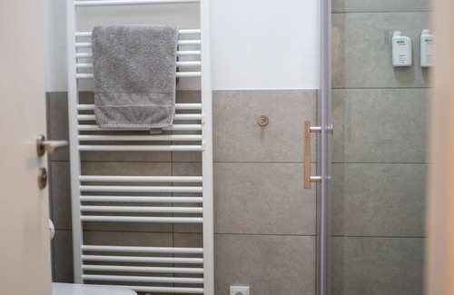 West Apartamento | Modern business Apartment with gym and bike
