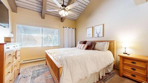 Mammoth Lakes Casa | Modern Cabin for Family of 8 - Near Slopes & Canyon Lodge