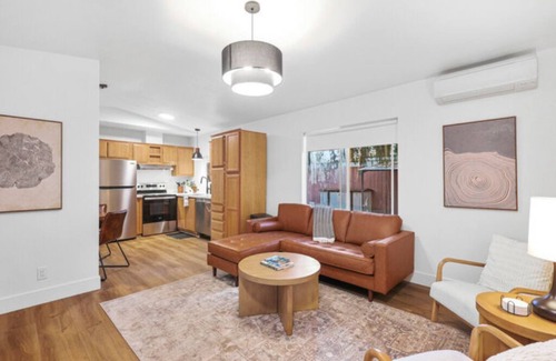 Dunsmuir Cabina | Modern Cabin (Hawthorne)