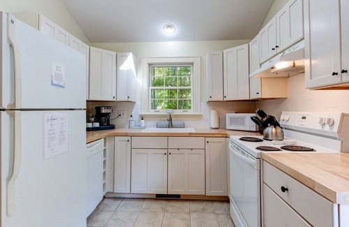 Fairview Cabina | Modern Cabin: Hot Tub & Sauna - 25 to AVL - Fireplace, Porch Swings & Privacy