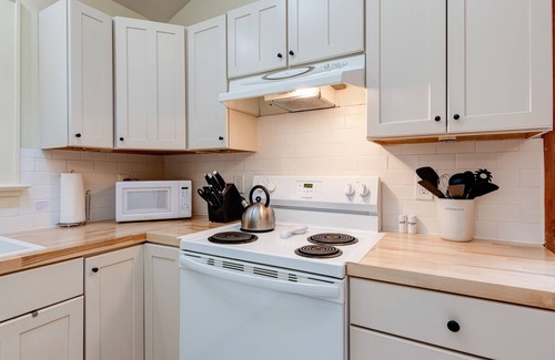 Fairview Cabina | Modern Cabin: Hot Tub & Sauna - 25 to AVL - Fireplace, Porch Swings & Privacy