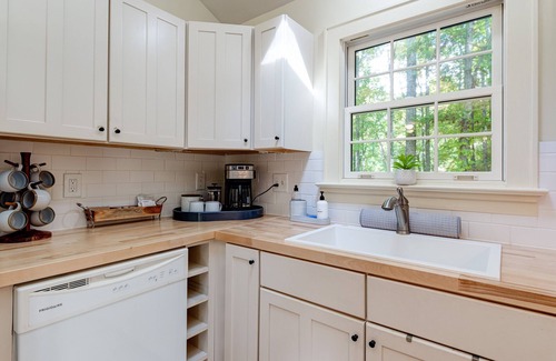 Fairview Cabina | Modern Cabin: Hot Tub & Sauna - 25 to AVL - Fireplace, Porch Swings & Privacy