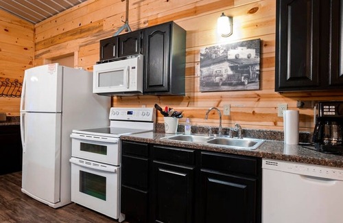 Broken Bow Casa | Modern Cabin in Broken Bow w Hot Tub Firepit