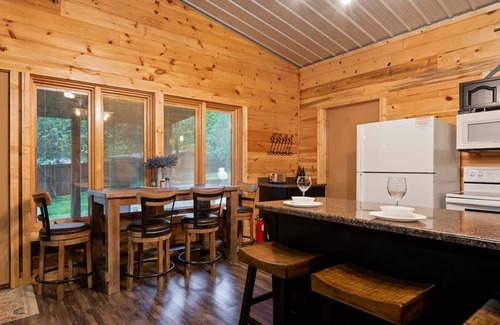 Broken Bow Casa | Modern Cabin in Broken Bow w Hot Tub Firepit