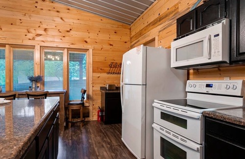 Broken Bow Casa | Modern Cabin in Broken Bow w Hot Tub Firepit