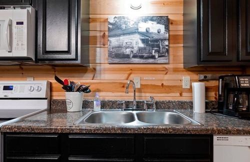 Broken Bow Casa | Modern Cabin in Broken Bow w Hot Tub Firepit