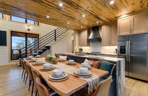 Broken Bow Cabina | Modern Cabin/Mountain Escape/Breathtaking Lake Views/Sleeps 15 Pet Friendly