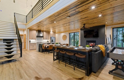 Broken Bow Cabina | Modern Cabin/Mountain Escape/Breathtaking Lake Views/Sleeps 15 Pet Friendly
