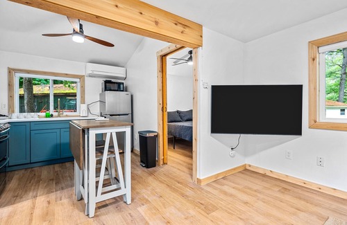 Mayfield Cabina | Modern Cabin on Arbutus Lake w/Pontoon Rentals