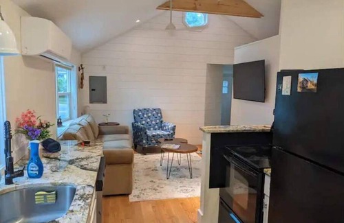 South Kingstown Casa | Modern Cabin on Narrow River; Fully Renovated
