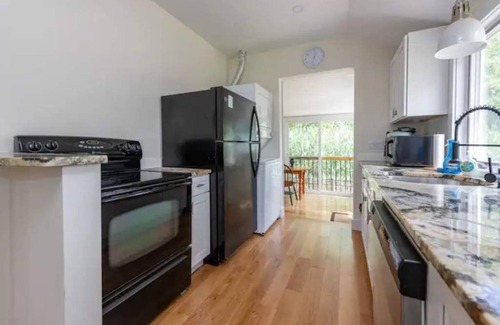 South Kingstown Casa | Modern Cabin on Narrow River; Fully Renovated