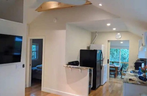 South Kingstown Casa | Modern Cabin on Narrow River; Fully Renovated