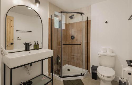 Grant Casa | Modern Cabin Peaceful Nature Retreat Sleeps 2