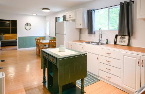 Mississippi Mills Casa | Modern Cabin Retreat with Patio & Outdoor Firepit