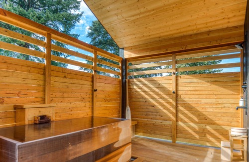 Stevenson Casa | Modern cabin, river view, geothermal hot tub, indoor steam sauna & great deck