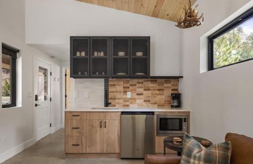 Grant Casa | Modern Cabin Stay Hike Bike Base GuanellaPass