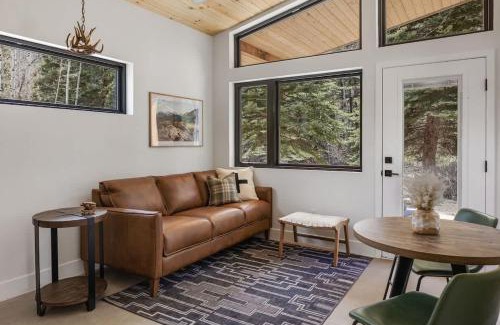 Grant Casa | Modern Cabin Stay Hike Bike Base GuanellaPass