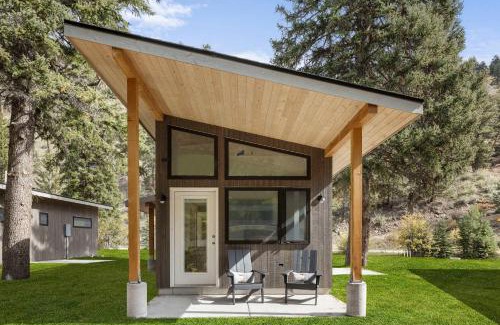 Grant Casa | Modern Cabin Stay Hike Bike Base GuanellaPass