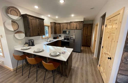 Duck Creek Village Cabina | Modern Cabin w/ Hot Tub, Swings, Fire Pit, & Kayaks