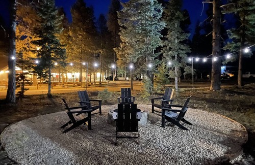 Duck Creek Village Cabina | Modern Cabin w/ Hot Tub, Swings, Fire Pit, & Kayaks