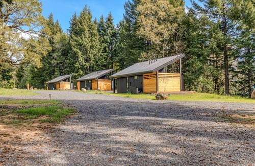 Stevenson Cabina | Modern cabin, views, geothermal hot tub, indoor steam sauna & deck
