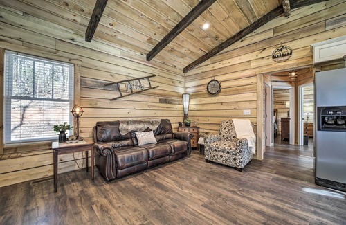 Pisgah Forest Cabina | Modern Cabin w/ Fire Pit < 3 Mi to Trails!