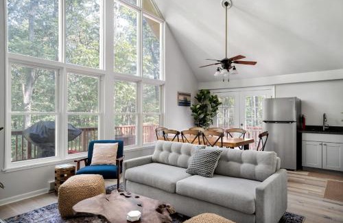 The Woods Casa | Modern Cabin w Hot Tub & Indoor Pool Gym Access!