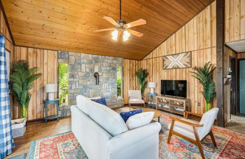Berkeley Springs Chalet De Esquí | Modern Cabin w Mountain View Hot Tub & Fire Pit