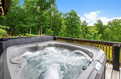 Berkeley Springs Chalet De Esquí | Modern Cabin w Mountain View Hot Tub & Fire Pit