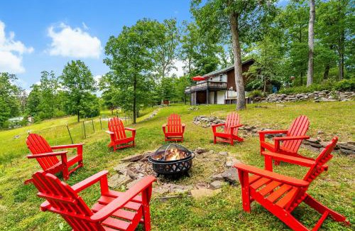 Berkeley Springs Chalet De Esquí | Modern Cabin w Mountain View Hot Tub & Fire Pit