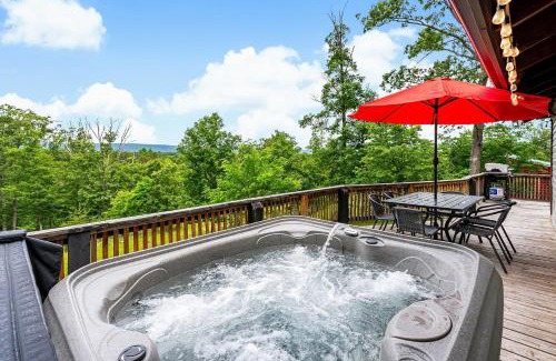 Berkeley Springs Chalet De Esquí | Modern Cabin w Mountain View Hot Tub & Fire Pit