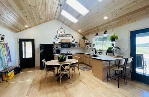 Mountain View Cabina | Modern Cabin w/Pool and Hot Tub!